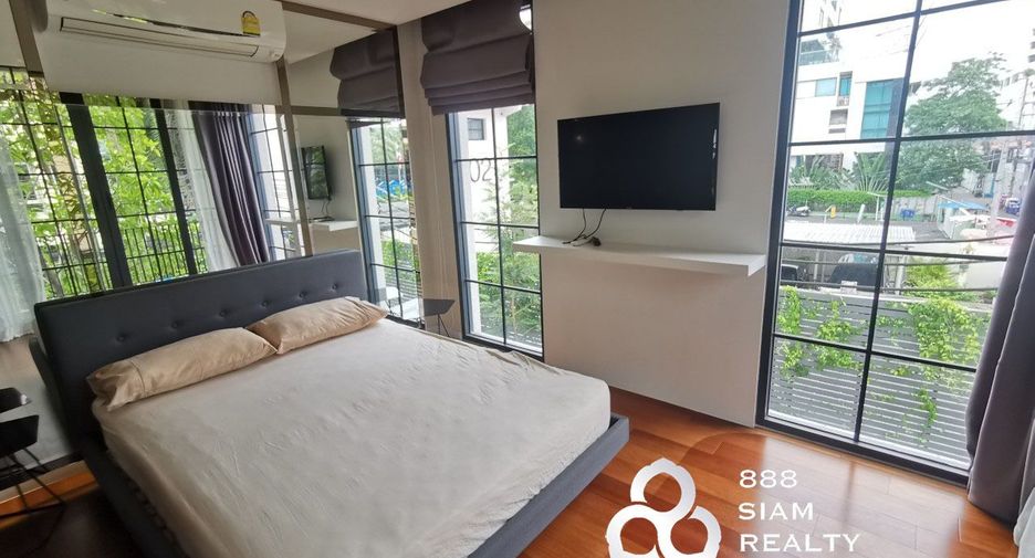 For rent 4 bedrooms townhouse in Watthana, Bangkok