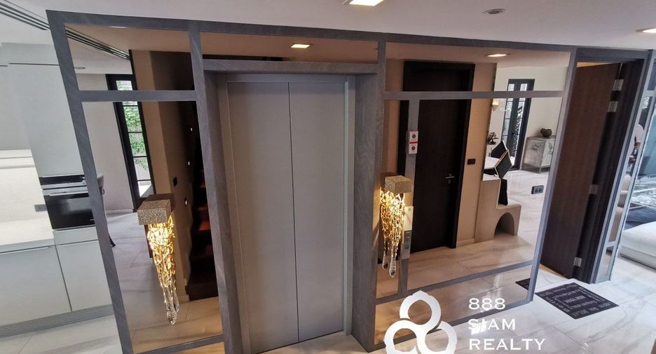 For rent 4 bedrooms townhouse in Watthana, Bangkok