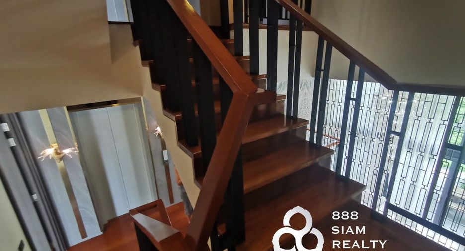 For rent 4 bedrooms townhouse in Watthana, Bangkok
