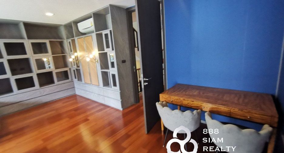 For rent 4 bedrooms townhouse in Watthana, Bangkok