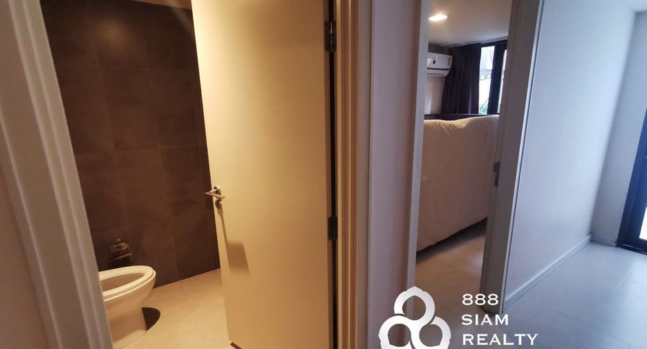 For rent 4 bedrooms townhouse in Watthana, Bangkok