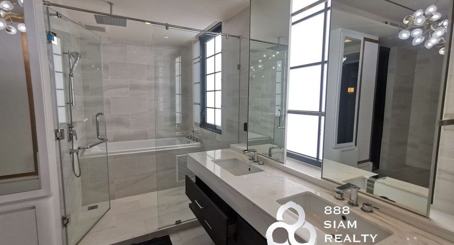 For rent 4 bedrooms townhouse in Watthana, Bangkok