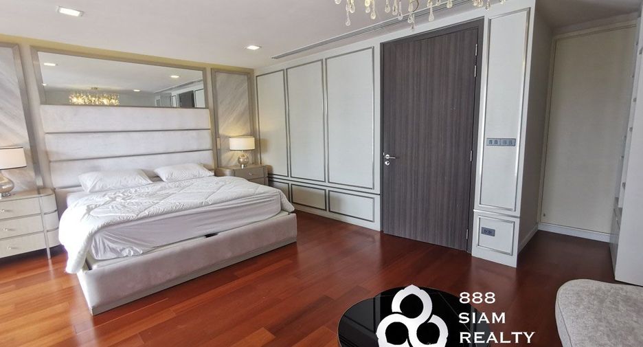 For rent 4 bedrooms townhouse in Watthana, Bangkok