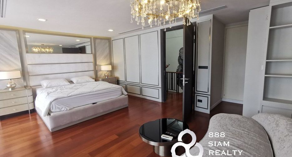 For rent 4 bedrooms townhouse in Watthana, Bangkok