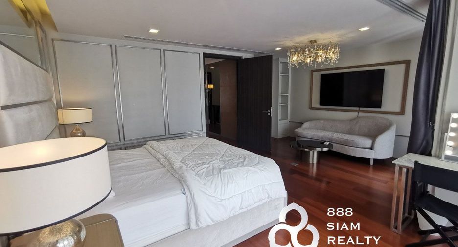 For rent 4 bedrooms townhouse in Watthana, Bangkok