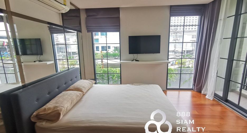 For rent 4 bedrooms townhouse in Watthana, Bangkok