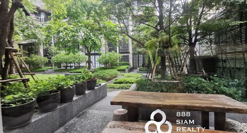 For rent 4 bedrooms townhouse in Watthana, Bangkok