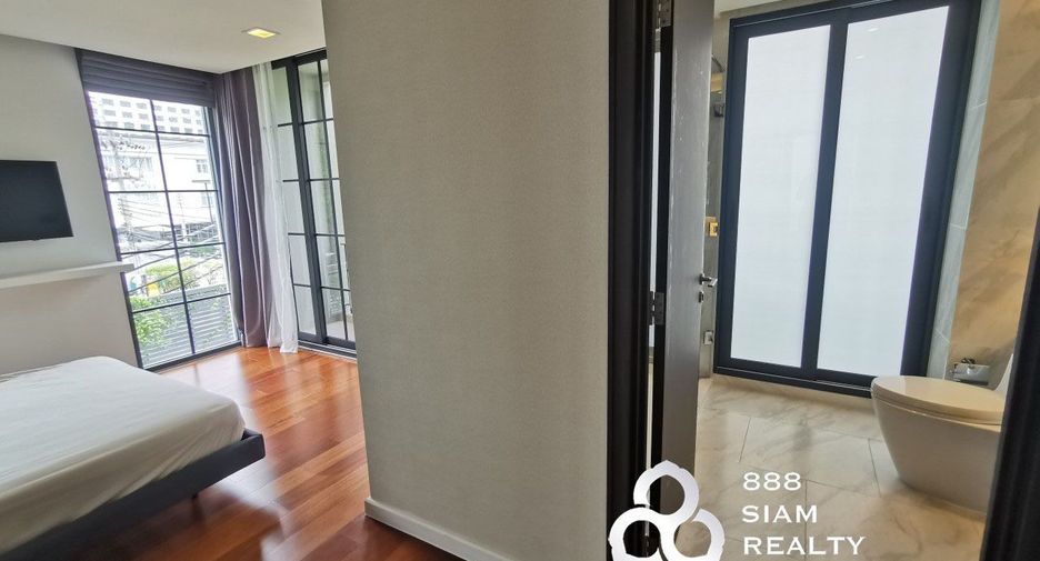For rent 4 bedrooms townhouse in Watthana, Bangkok