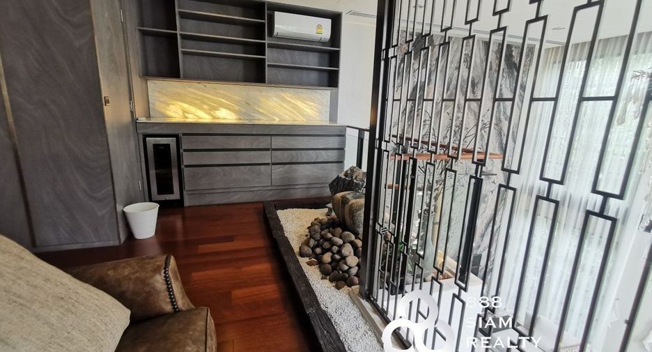 For rent 4 bedrooms townhouse in Watthana, Bangkok