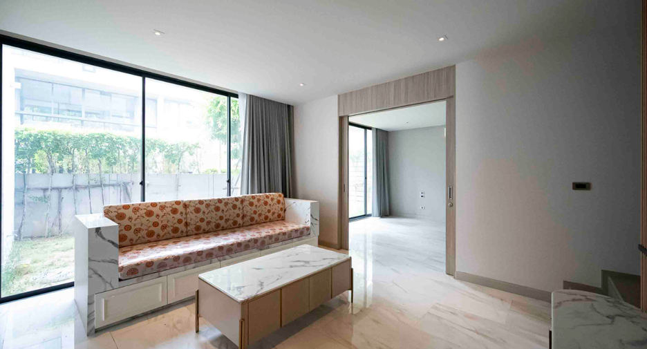 For rent 4 bedrooms house in Watthana, Bangkok