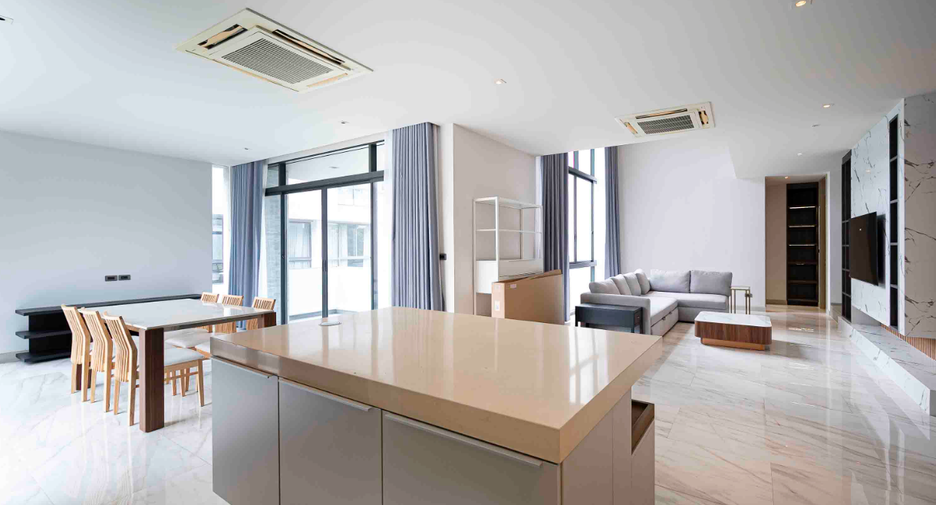 For rent 4 bedrooms house in Watthana, Bangkok