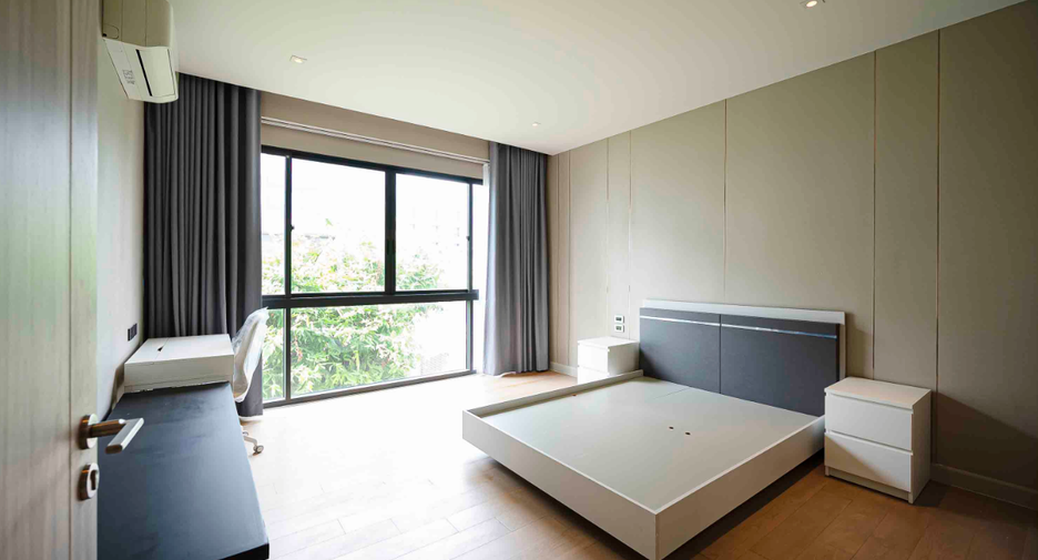 For rent 4 bedrooms house in Watthana, Bangkok