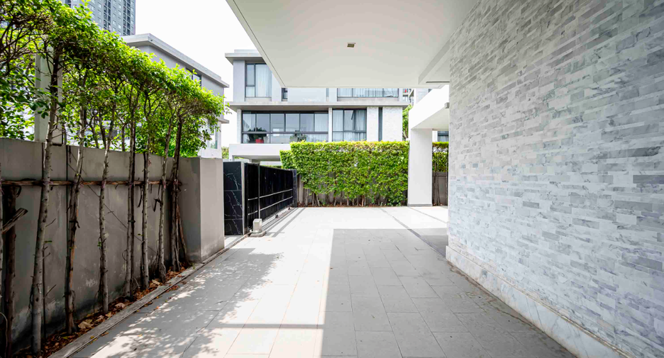 For rent 4 bedrooms house in Watthana, Bangkok