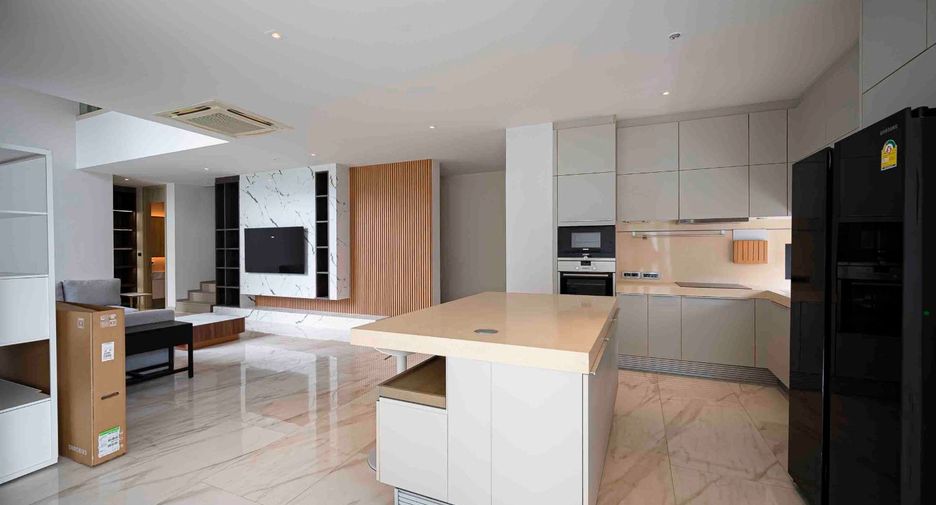 For rent 4 bedrooms house in Watthana, Bangkok
