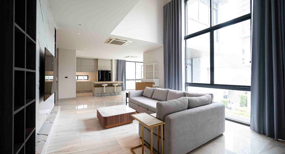 For rent 4 bedrooms house in Watthana, Bangkok