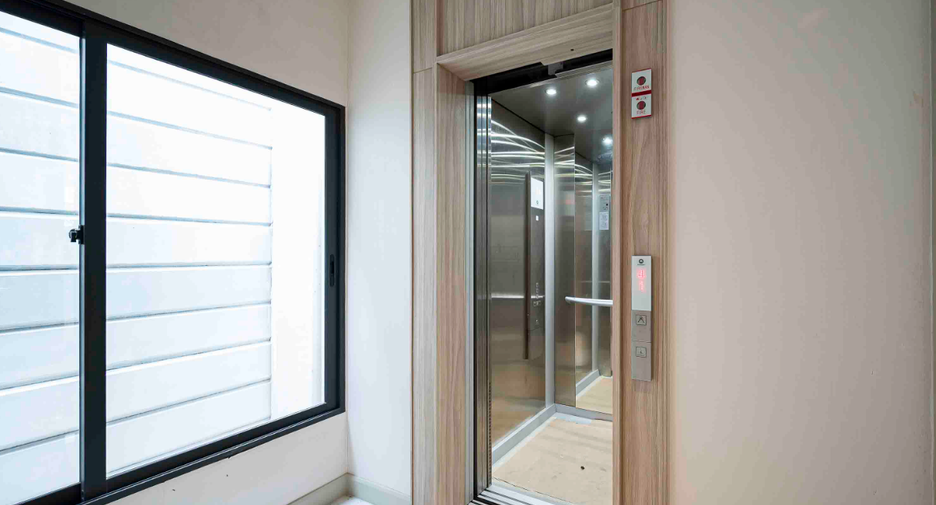 For rent 4 bedrooms house in Watthana, Bangkok
