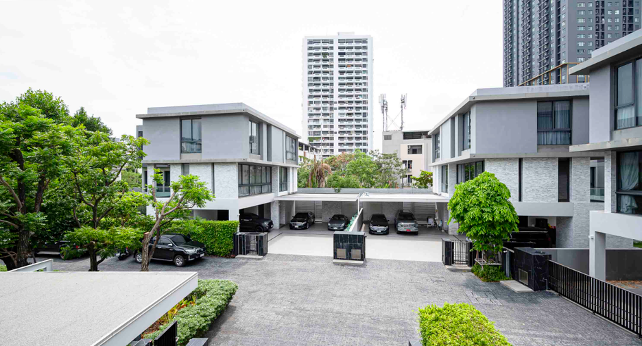 For rent 4 bedrooms house in Watthana, Bangkok