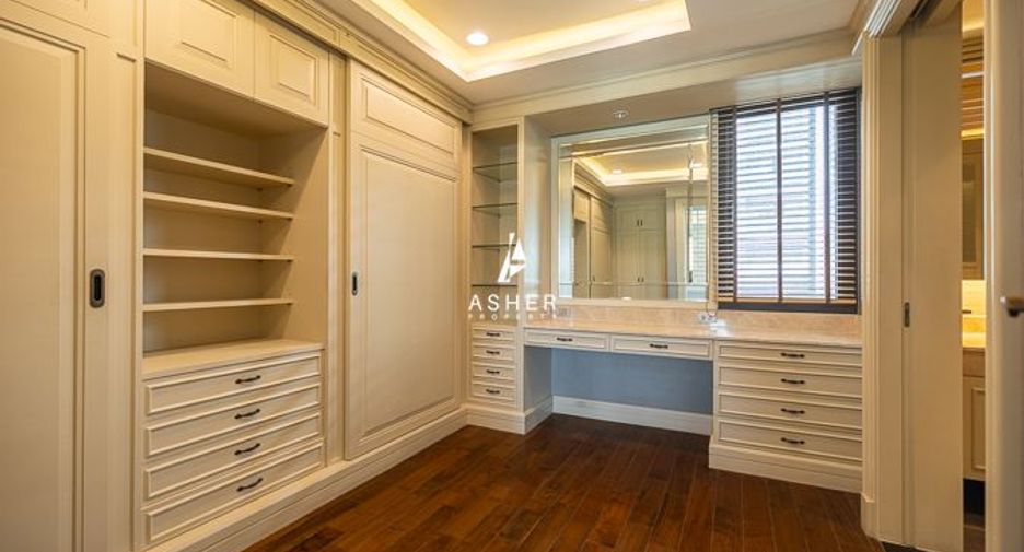 For sale 2 bedrooms townhouse in Watthana, Bangkok