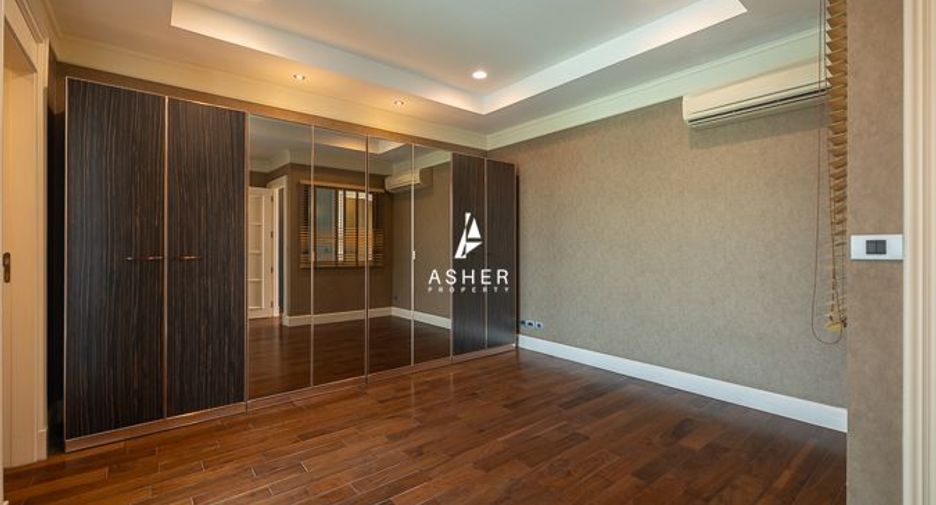 For sale 2 bedrooms townhouse in Watthana, Bangkok