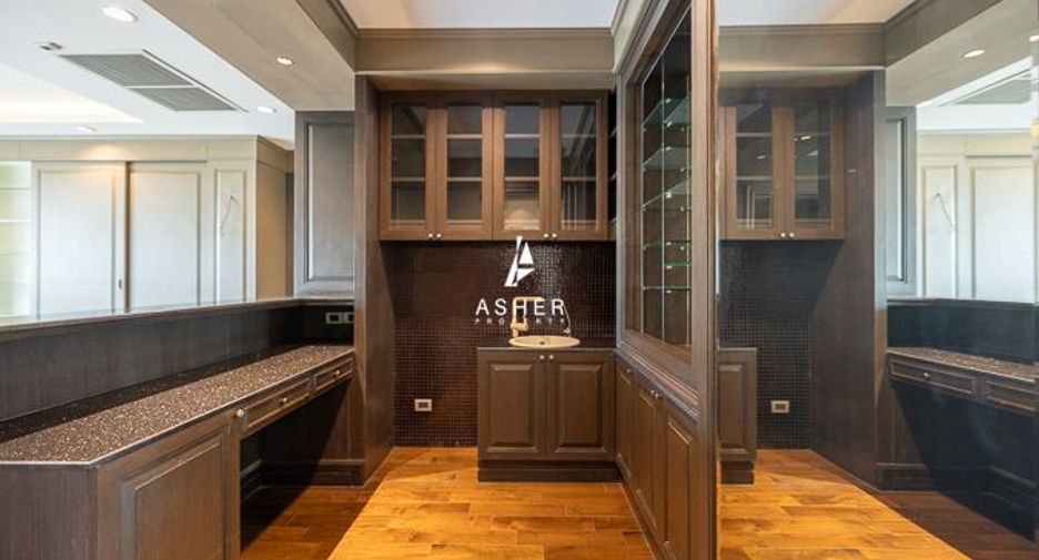 For sale 2 bedrooms townhouse in Watthana, Bangkok