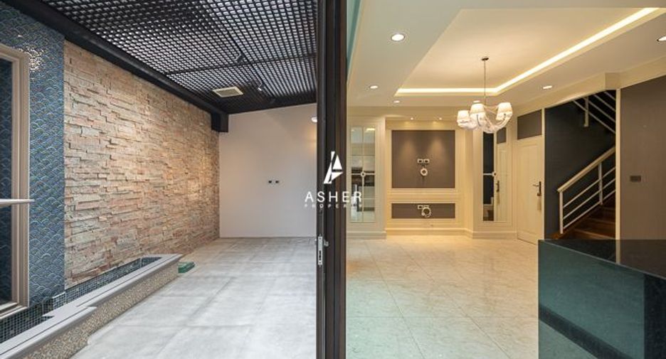 For sale 2 bedrooms townhouse in Watthana, Bangkok
