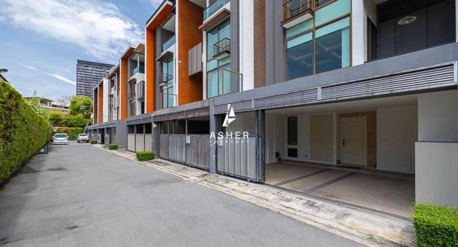 For sale 2 bedrooms townhouse in Watthana, Bangkok
