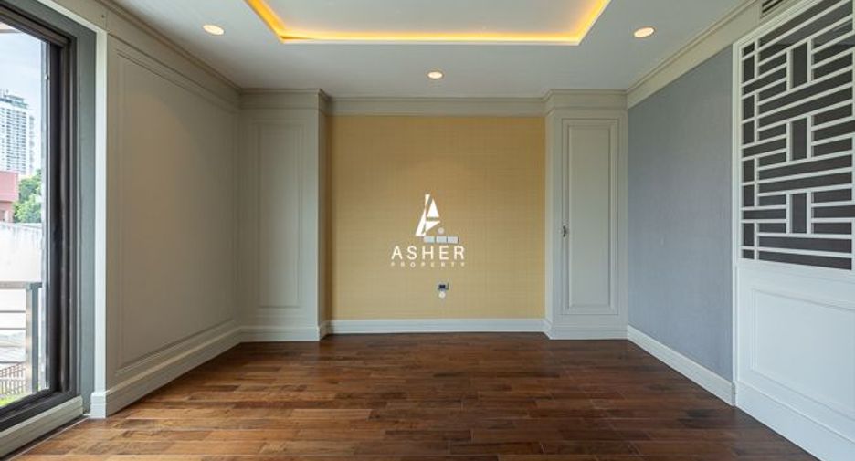 For sale 2 bedrooms townhouse in Watthana, Bangkok