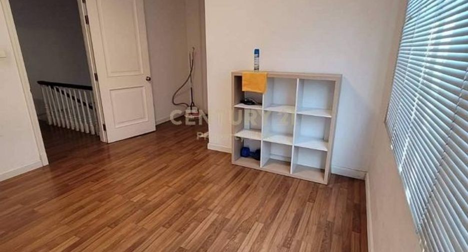 For sale 3 bedrooms townhouse in Bang Kapi, Bangkok