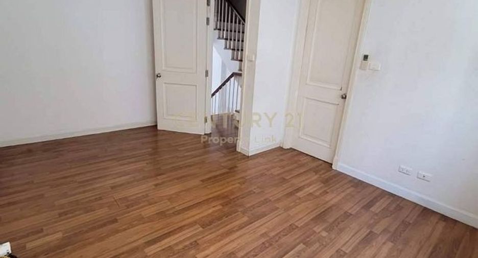 For sale 3 bedrooms townhouse in Bang Kapi, Bangkok