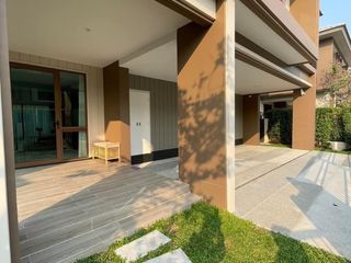 Casa en alquiler de 4 habitaciones en Bang Kapi, Bangkok