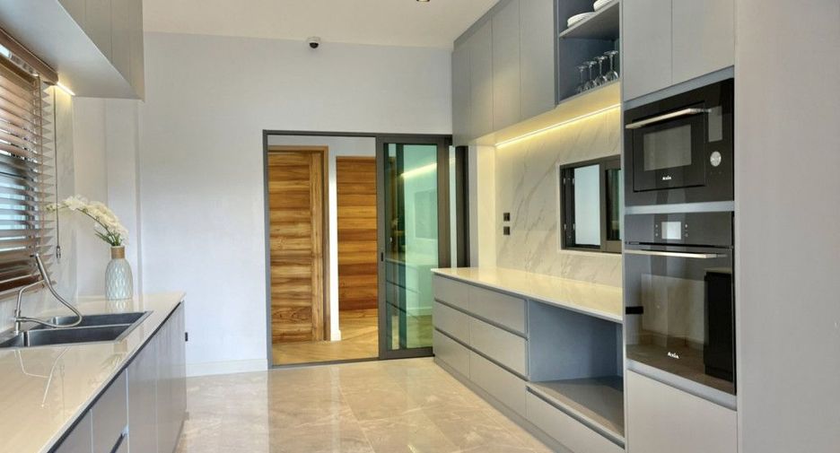 For rent 4 bedrooms house in Mueang Chiang Mai, Chiang Mai
