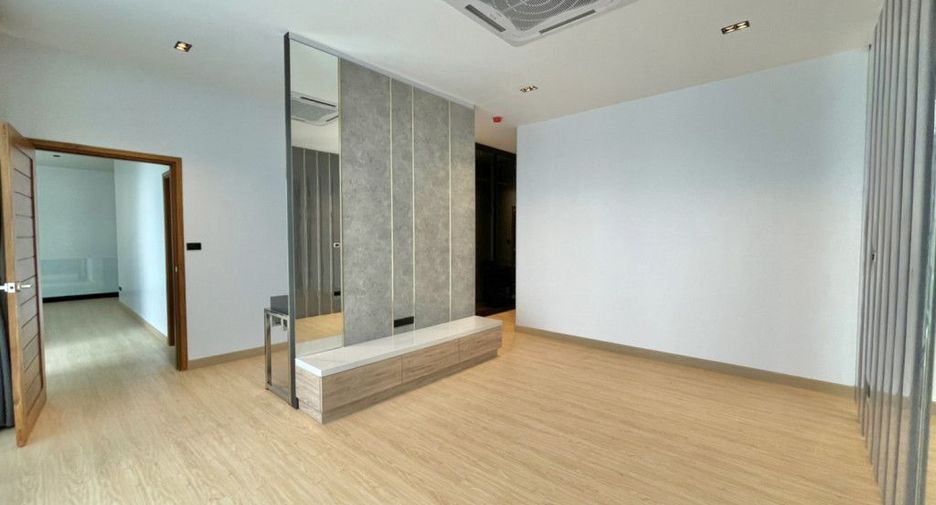For rent 4 bedrooms house in Mueang Chiang Mai, Chiang Mai