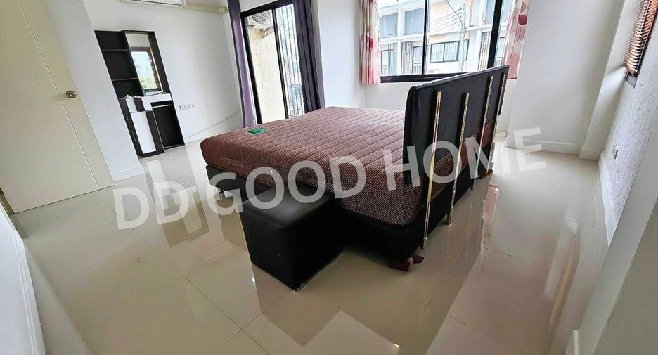For sale 3 bed townhouse in Mueang Nakhon Pathom, Nakhon Pathom
