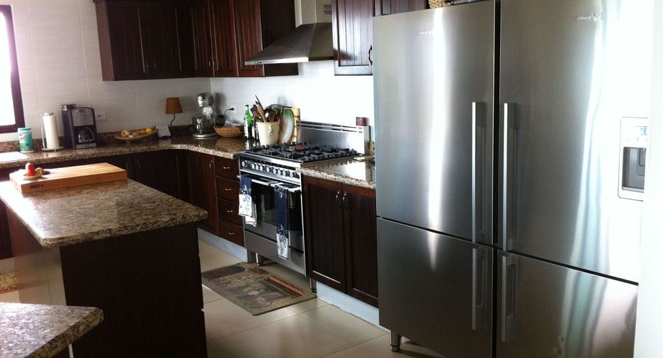 For rent and for sale 4 bedrooms condo 