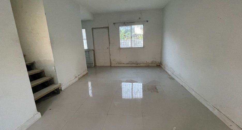 For sale 2 bed townhouse in Mueang Pathum Thani, Pathum Thani