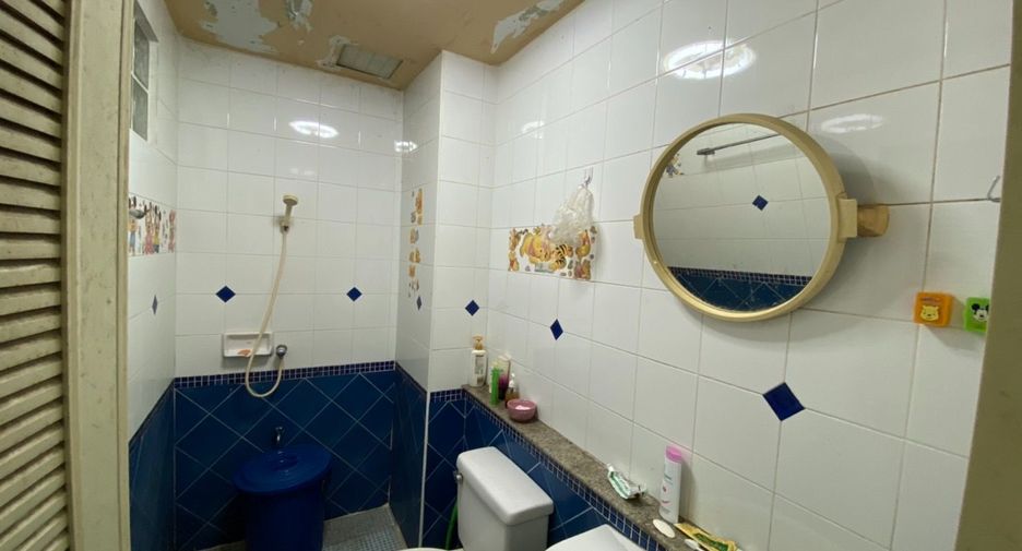 For sale 4 bedrooms townhouse in Bang Khen, Bangkok
