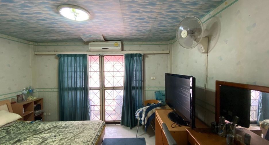 For sale 4 bedrooms townhouse in Bang Khen, Bangkok