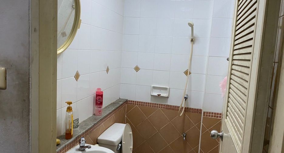 For sale 4 bedrooms townhouse in Bang Khen, Bangkok