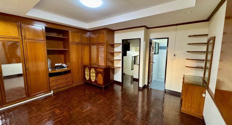 For rent 5 bed townhouse in Chatuchak, Bangkok