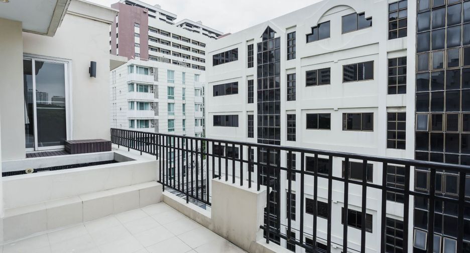 For rent 2 bedrooms serviced apartment in Watthana, Bangkok