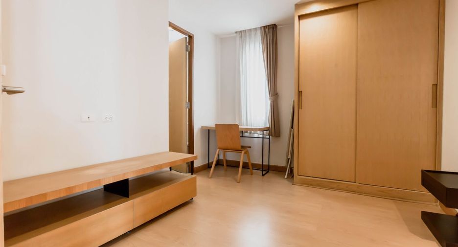 For rent 2 bedrooms serviced apartment in Watthana, Bangkok