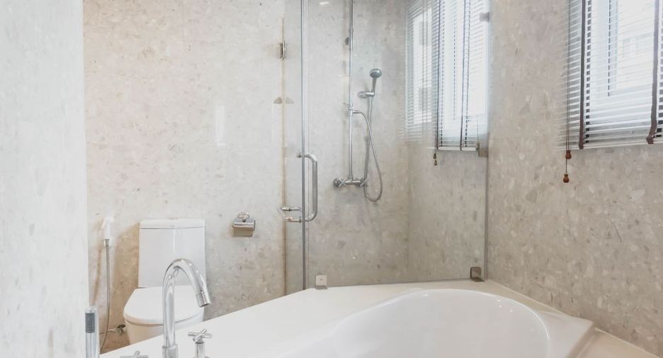 For rent 2 bedrooms serviced apartment in Watthana, Bangkok