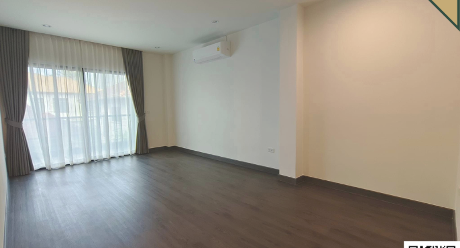 For rent and for sale 4 bedrooms house in Watthana, Bangkok
