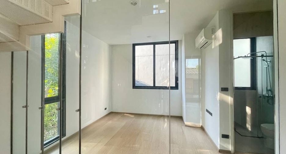 For rent 3 bedrooms townhouse in Phra Khanong, Bangkok