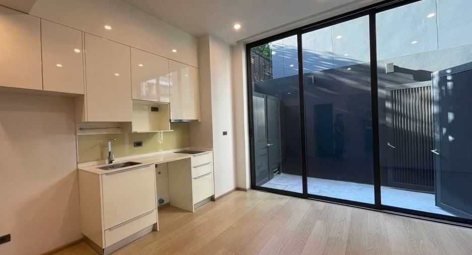 For rent 3 bedrooms townhouse in Phra Khanong, Bangkok