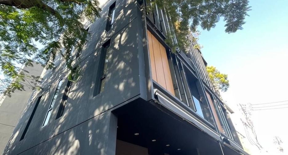 For rent 3 bedrooms townhouse in Phra Khanong, Bangkok