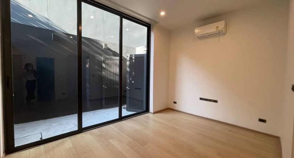 For rent 3 bedrooms townhouse in Phra Khanong, Bangkok