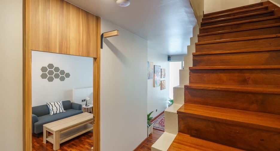 For rent 4 bedrooms townhouse in Watthana, Bangkok