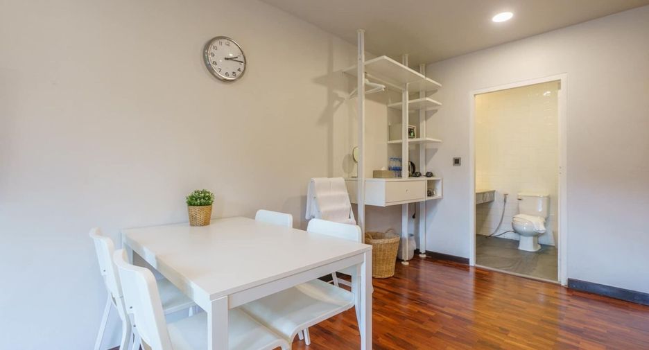 For rent 4 bedrooms townhouse in Watthana, Bangkok