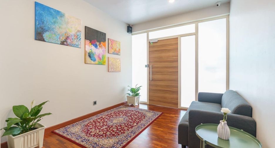 For rent 4 bedrooms townhouse in Watthana, Bangkok